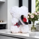 Ours en roses de mousse – Blanc avec petite rose rouge – 15 cm x 22 cm