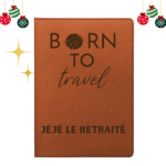 Vignette 1 Protège-Passeport "Born to Travel" – Personnalisation Unique pour les Aventuriers